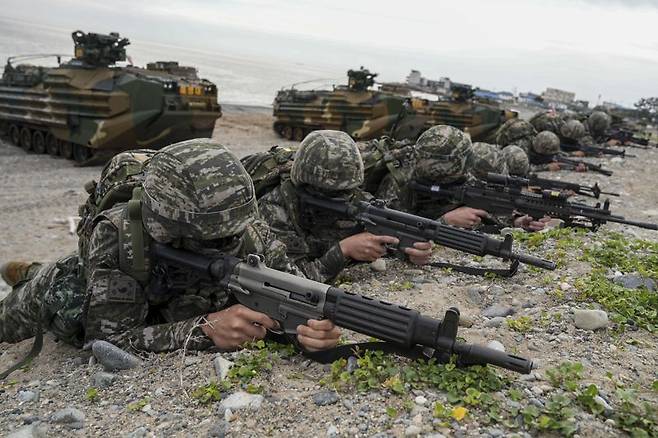 28일 해군 해병대 합동상륙훈련에 상륙군이 하차전투를 하고 있다. 해병대사령부 제공