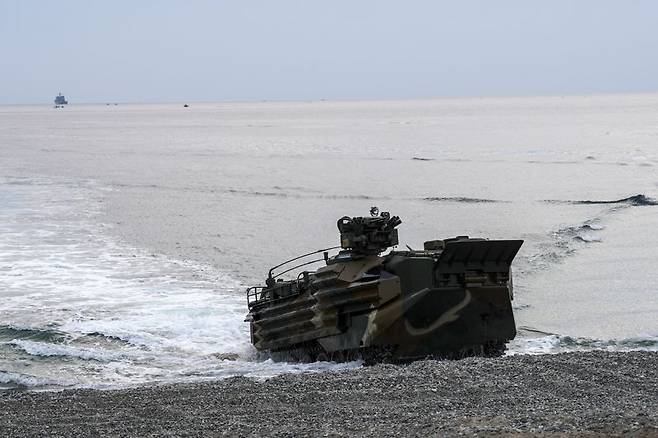 28일 해군 해병대 합동상륙훈련에 상륙돌격장갑차(KAAV)가 해안에 상륙하고 있다. 해병대사령부 제공