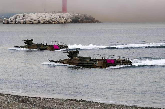 28일 해군 해병대 합동상륙훈련에 상륙돌격장갑차(KAAV)가 해상돌격을 실시하고 있다. 해병대사령부 제공