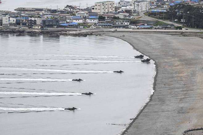 28일 해군 해병대 합동상륙훈련에 상륙돌격장갑차(KAAV)가 해상돌격을 실시하고 있다. 해병대사령부 제공