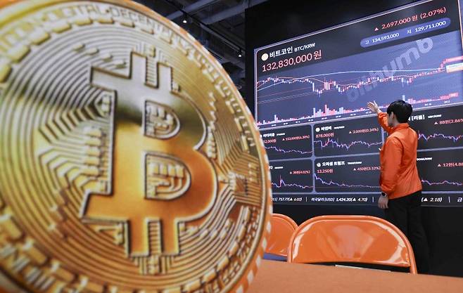 서울 강남구 빗썸 라운지 전광판에 비트코인 시세가 나오고 있다. 뉴시스 제공