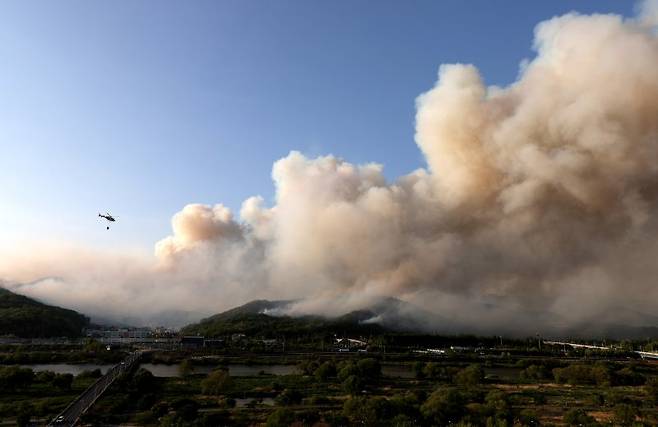 28일 오후 2시 1분께 대구 북구 노곡동 함지산에서 불이 나 소방헬기가 진화작업을 하고 있다. 뉴시스