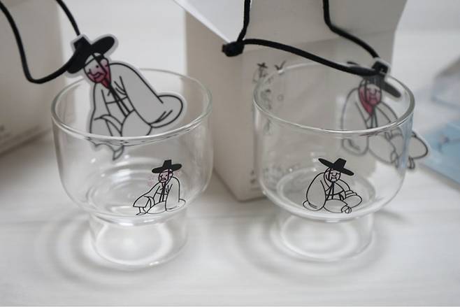 큰 인기를 끌었던 뮷즈, <취객 선비 3인방 변색 잔 세트>