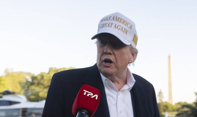 도널드 트럼프 대통령이 27일 워싱턴디시(D.C.) 백악관에 도착하면서 기자들에게 발언하고 있다. 워싱턴/AP 연합뉴스