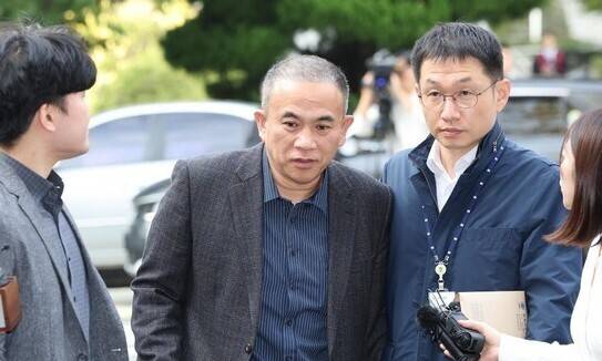 명태균씨가 지난해 11월 경남 창원시 성산구 창원지방법원에 구속 전 피의자 심문(영장실질심사)을 받기 위해 출석하고 있다. 한겨레 자료사진