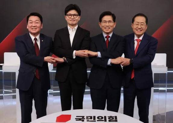 지난 26일 서울 매경미디어센터에서 열린 국민의힘 대선 제2차 경선 후보자 토론회에서 경선 후보들이 토론에 앞서 기념 촬영을 하고 있다. 공동취재사진