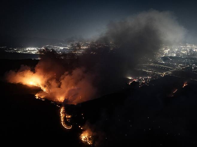 28일 오후 2시1분께 대구시 북구 노곡동 함지산에서 난 산불이 밤에도 확산하고 있다. 연합뉴스