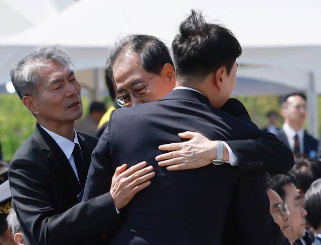 한덕수 대통령 권한대행 국무총리가 25일 대전 유성구 국립대전현충원에서 열린 제2회 순직의무군경의 날 기념식에서 편지 낭독을 마친 순직의무군경 유족 이화주씨를 위로하며 안아주고 있다. 뉴시스