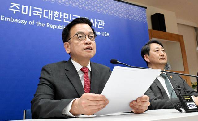 최상목(왼쪽) 부총리 겸 기획재정부 장관이 안덕근 산업통상자원부 장관과 함께 24일 미국 워싱턴DC 주미대사관에서 한미 2+2 통상협의(Trade Consultation) 관련 합동브리핑을 하고 있다. 기획재정부 제공