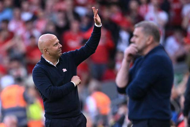 리버풀을 우승으로 이끈 아르네 슬롯(왼쪽) 감독이 28일(한국시간) 영국 리버풀의 안필드에서 팬들에게 인사하고 있다. 리버풀=AFP 연합뉴스