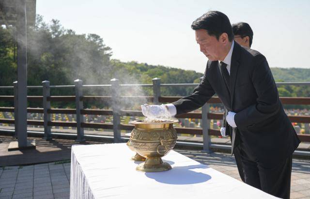 안철수 국민의힘 의원이 28일 국립대전현충원에서 분향하고 있다. 안철수 캠프 제공