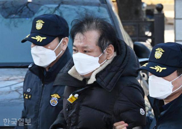 무속인 건진법사로 알려진 전성배씨가 지난해 12월 19일 서울 양천구 서울남부지법에서 열린 구속 전 피의자심문에 출석하고 있다. 법원은 전씨의 구속영장을 기각했다. 홍인기 기자