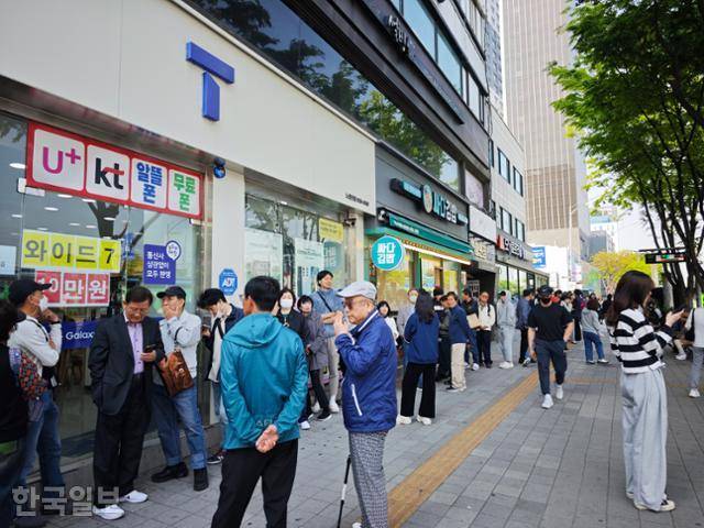 28일 오전 서울 동작구 소재 한 SK텔레콤 대리점 앞에 유심 교체를 기다리는 가입자들이 길게 늘어서 있다. 김진욱 기자