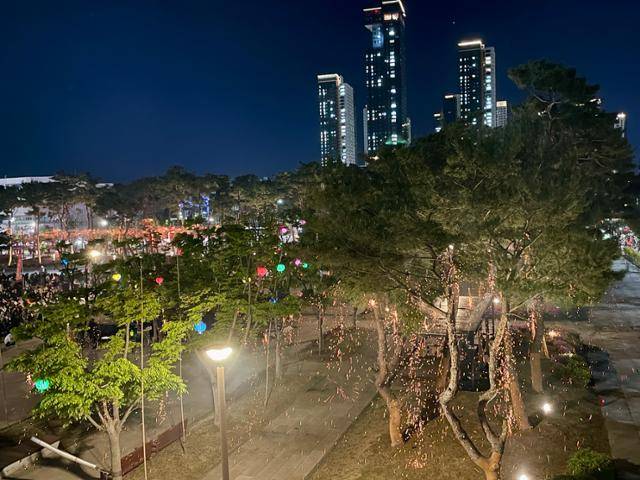 26일 세종중앙공원과 호수공원 일원에서 열린 2025 세종낙화축제장 모습. 작년보다 2배 많은 1만개의 낙화봉이 탔지만, 주변 조명이 너무 밝아 낙화의 아름다움은 퇴색했다는 평가를 받았다. 정민승 기자