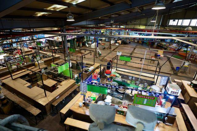 지난 15일 서울시내 한 전통시장이 한산한 모습을 보이고 있다. 뉴시스