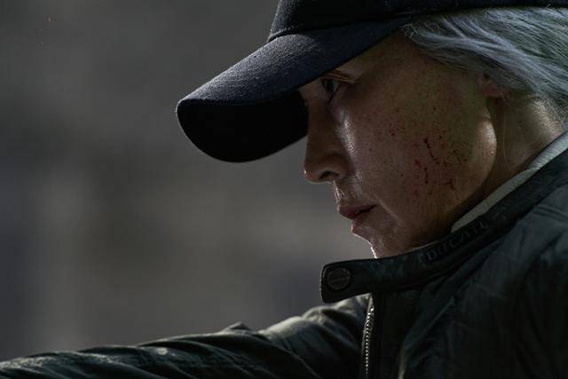 이혜영은 '파과'에서 킬러 조각을 연기하며 다양한 액션 연기를 선보인다. NEW 제공