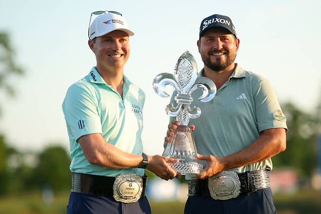 <yonhap photo-3802=""> AVONDALE, LOUISIANA - APRIL 27: Ben Griffin of the United States and Andrew Novak of the United States pose for a photo with the trophy on day four of the Zurich Classic of New Orleans on April 27, 2025 in Avondale, Louisiana. Chris Graythen/Getty Images/AFP (Photo by Chris Graythen / GETTY IMAGES NORTH AMERICA / Getty Images via AFP)/2025-04-28 10:02:38/ <저작권자 ⓒ 1980-2025 ㈜연합뉴스. 무단 전재 재배포 금지, AI 학습 및 활용 금지></yonhap>