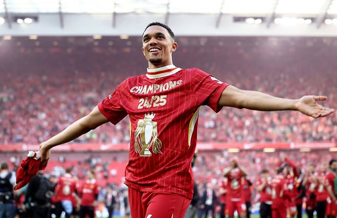 <yonhap photo-1087=""> epa12059260 Liverpool player Trent Alexander-Arnold celebrates in front of fans after the English Premier League soccer match between Liverpool FC and Tottenham Hotspur, in Liverpool, Britain, 27 April 2025. Liverpool won 5-1 to win their 20th English league title. EPA/ADAM VAUGHAN EDITORIAL USE ONLY. No use with unauthorized audio, video, data, fixture lists, club/league logos, 'live' services or NFTs. Online in-match use limited to 120 images, no video emulation. No use in betting, games or single club/league/player publications./2025-04-28 04:56:06/ <저작권자 ⓒ 1980-2025 ㈜연합뉴스. 무단 전재 재배포 금지, AI 학습 및 활용 금지></yonhap>