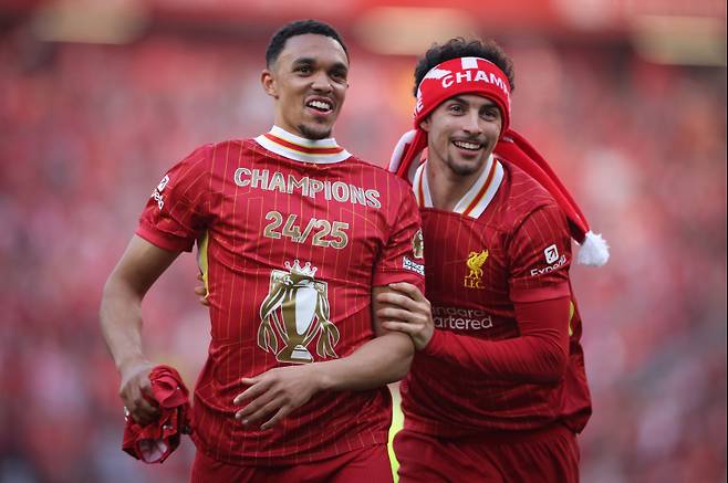 <yonhap photo-2345="">트렌트 알렉산더-아놀드와 커티스 존스가 리버풀 우승 확정 후 기뻐하고 있다.&nbsp; &nbsp;EPA=연합뉴스&nbsp;</yonhap>