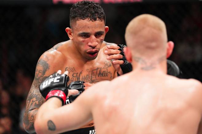 카를로스 프라치스(왼쪽)와 이안 마샤두 개리. 사진=UFC