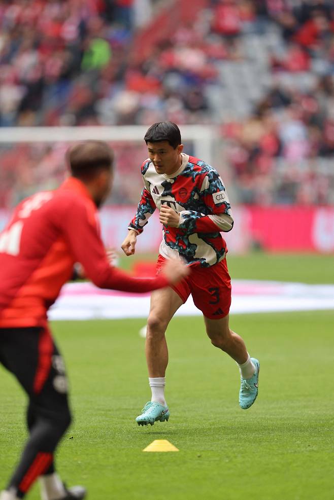 <yonhap photo-6115=""> Bayern Munich's South Korean defender #03 Kim?Min-Jae (R) warms up prior to the start of the German first division Bundesliga football match between FC Bayern Munich and 1 FSV Mainz 05 in Munich, southern Germany on April 26, 2025. (Photo by Alexandra BEIER / AFP) / DFL REGULATIONS PROHIBIT ANY USE OF PHOTOGRAPHS AS IMAGE SEQUENCES AND/OR QUASI-VIDEO/2025-04-26 22:19:33/ <저작권자 ⓒ 1980-2025 ㈜연합뉴스. 무단 전재 재배포 금지, AI 학습 및 활용 금지></yonhap>