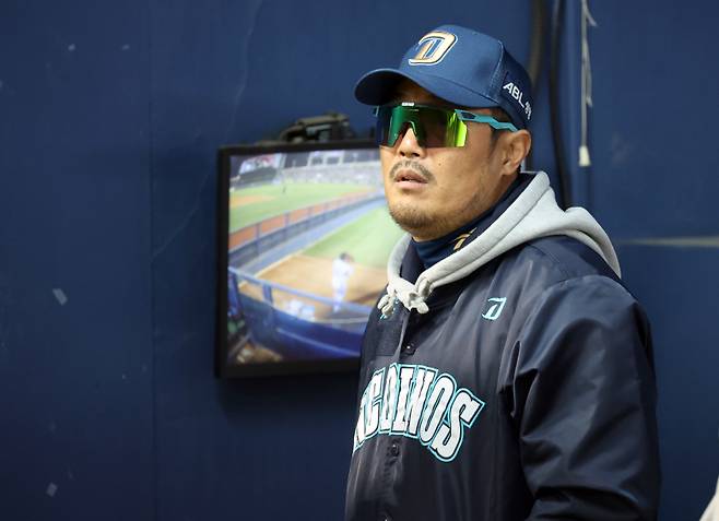 24일 오후 잠실야구장에서 열린 2025 프로야구 NC 와 LG 경기. NC 이호준 감독이 더그아웃에서 경기를 지켜보고 있다. 잠실=정시종 기자 capa@edaily.co.kr /2025.04.24.