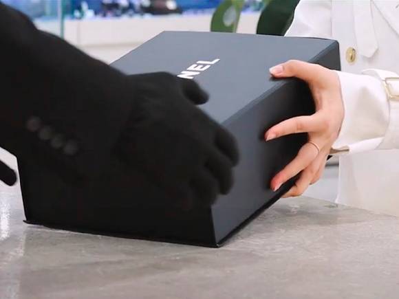 구구스 매장에서 중고 제품을 구매하고 있는 모습. [사진=구구스]