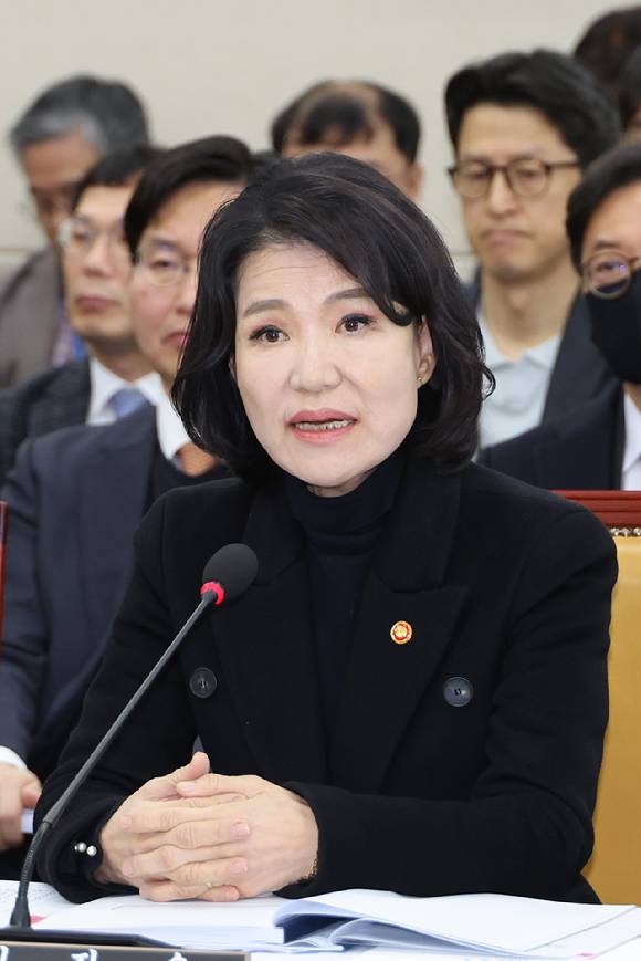 이진숙 방송통신위원장이 국회 과학기술정보방송통신위원회 전체회의에서 현안질의에 답하고 있다. [사진=연합뉴스]