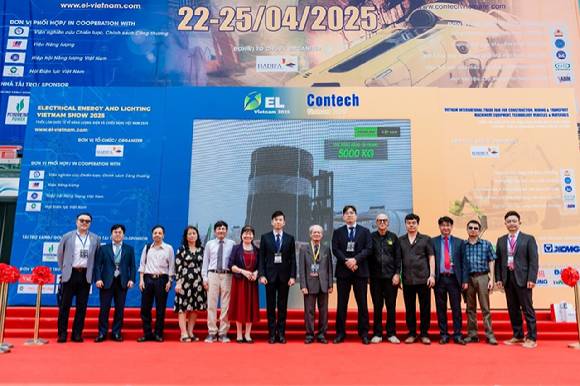 지난 22일(현지시간) 베트남 하노이에서 열린 'CONTECH VIETNAM 2025' 박람회 메인 무대에서 우진아이엔에스, 원캔네트웍스, 베트남건설자재협회(VABM) 관계자들이 '건설자재 유통 디지털 전환을 위한 업무협약(MOA)' 체결을 기념하며 단체 촬영을 하고 있다. [사진=원캔네트웍스]