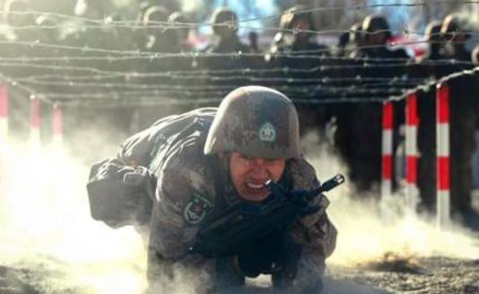 중국이 30년 연속 군사비를 올렸다. 사진은 훈련받는 신장 카슈가르 주둔 중국군. [사진=AFP/연합뉴스]