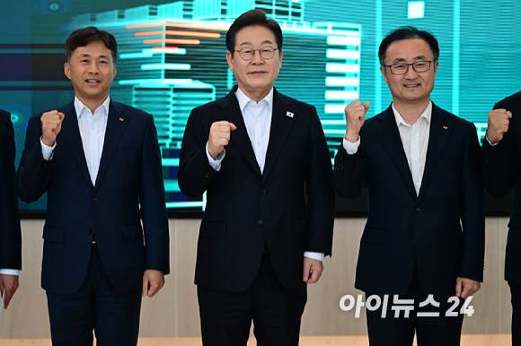 이재명 더불어민주당 대선 후보와 곽노정 SK하이닉스 대표이사 사장(왼쪽 다섯 번째) 등 참석자들이 28일 오후 경기도 이천시 SK하이닉스 이천캠퍼스에서 'K-반도체' AI메모리반도체 기업 간담회에 앞서 기념촬영을 하고 있다. [사진=국회사진취재단]