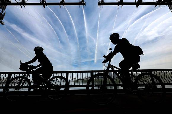 서울 서초구 잠수교에 설치된 달빛무지개분수가 가동되고 있다. [사진=연합뉴스]