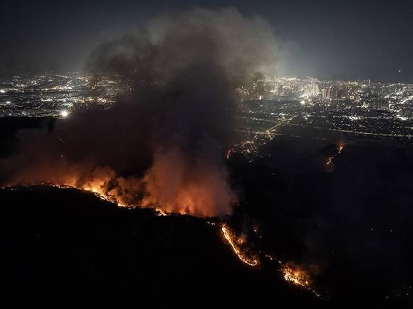 대구 북구 노곡동 함지산에서 발생한 산불이 야간에도 확산하고 있다. 2025.4.28 [사진=연합뉴스]