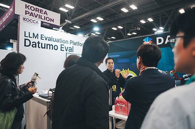 셀렉트스타 임직원이 미국 텍사스 오스틴에서 열린 SXSW 2025 행사에서 캐릭터 AI 기술과 LLM 서비스 신뢰성 검증 자동화 설루션 다투모 이밸을 소개 중이다 / 출처=셀렉트스타
