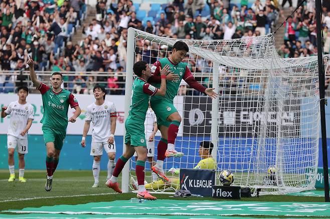 주민규(오른쪽)가 손으로 땅을 찌르는 ‘케인 세리머니’를 따라하고 있다. [사진 프로축구연맹]