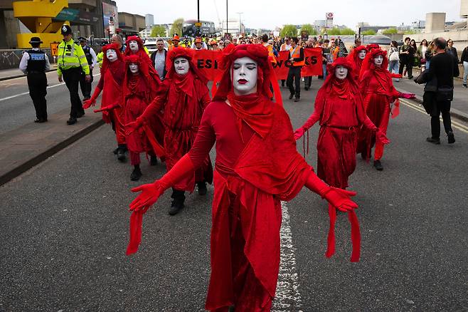 26일(현지시간) 런던 도심에서 열린 '저스트 스톱 오일'(JSO) 시위. AP=연합뉴스