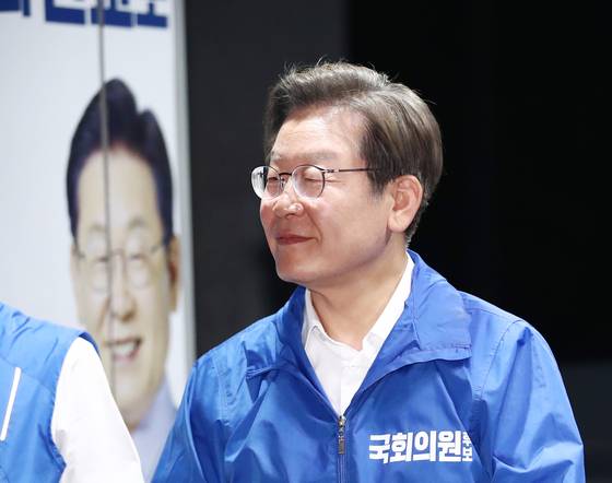 2022년 6·1 인천 계양을 국회의원 보궐선거에 출마한 이재명 더불어민주당 후보가 투표일을 하루 앞둔 5월 31일 인천 계양구청 일대에서 시민들과 만나 지지를 호소하고 있다. 연합뉴스
