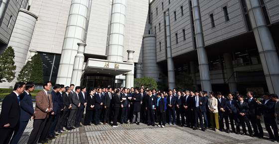 지난 3월 26일 이재명 당시 더불어민주당 대표가 서울고등법원에서 열린 공직선거법 위반 사건 항소심에서 무죄를 선고 받고 나서며 민주당 의원 60여명이 도열한 가운데 소감을 밝히고 있다. 뉴스1