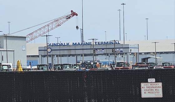 25일(현지시간) 미국 메릴랜드주 볼티모어항의 던독 해양 터미널에서 대형 크레인을 이용한 화물 하역 작업이 이뤄지고 있다. 볼티모어=김형구 특파원