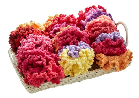 박 작가가 만들어 둔 편편한 카네이션 꽃을 뜨개질해서 꽃송이 모양처럼 만들어주는 과정을 해봤다.