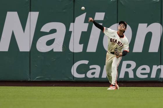 4회 정확한 송구로 2루까지 내달리던 상대 타자를 잡아내는 이정후. AP=연합뉴스