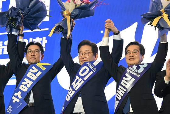 이재명 더불어민주당 대통령 후보가 27일 경기 고양시 킨텍스에서 열린 수도권 ㆍ강원 ㆍ제주 합동연설회에서 후보를 확정한 뒤 손을 들어 인사하고 있다. 임현동 기자