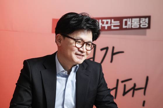한동훈 국민의힘 대선 경선 후보가 27일 오후 서울 여의도 대하빌딩에 마련된 캠프 사무실에서 중앙일보와 인터뷰하고 있다. 김경록 기자