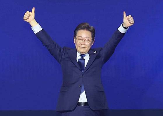 이재명 더불어민주당 후보가 27일 경기도 고양시 킨텍스에서 열린 합동연설회에서 제21대 대통령선거 민주당 후보로 확정된 뒤 지지자들을 향해 인사하고 있다. 임현동 기자