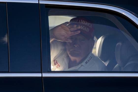 도널드 트럼프 대통령이 지난 2월 트럼프 인터내셔널 골프 클럽을 떠나면서 지지자들에게 손을 흔들고 있다. 트럼프 대통령은 관세 등 주요 발표로 전세계가 혼란에 빠진 것과 무관하게 골프를 즐기면서 상대적으로 골프에 관대한 미국의 언론으로부터 부정적 평가를 받기도 했다. AP=연합뉴스