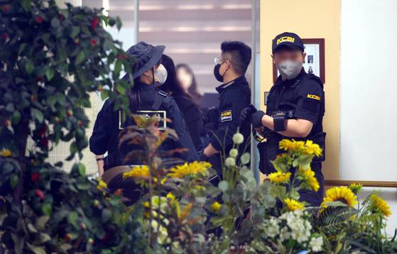 28일 충북 청주의 한 고등학교에서 경찰과 국과수 요원들이 학교에 출동해 사건을 조사하고 잇다. 김성태 객원기자