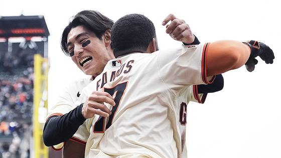 28일(한국시간) 텍사스전 끝내기 승리 뒤 기뻐하는 이정후. AP=연합뉴스