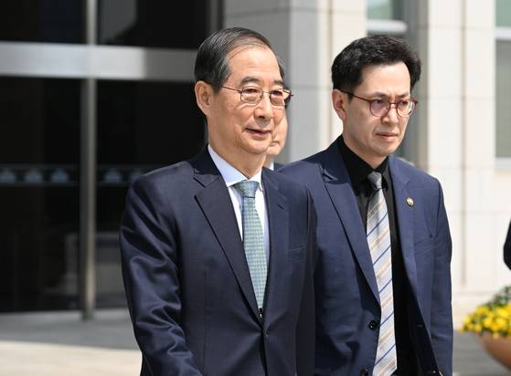 한덕수 대통령 권한대행 국무총리가 지난 24일 오전 2025년도 제1회 추가경정예산안에 대한 시정연설을 마치고 서울 여의도 국회를 나서고 있다. 오른쪽은 28일 사의를 표명한 손영택 전 국무총리 비서실장. 국회사진기자단