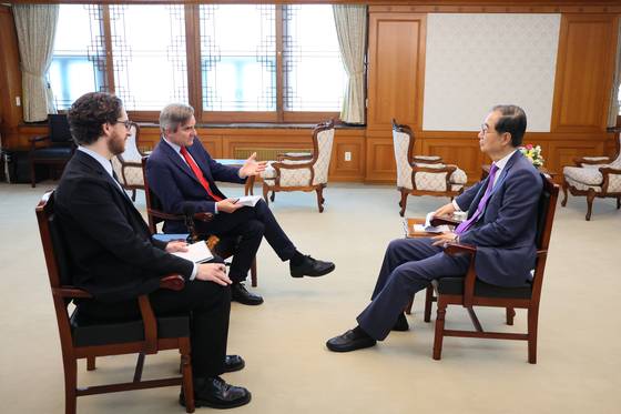 한덕수 대통령 권한대행 국무총리가 지난 22일 정부서울청사에서 영국 이코노미스트와 인터뷰 하고 있는 모습. 사진 국무총리실