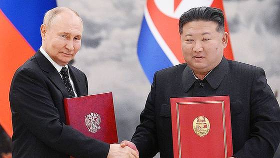 지난해 6월 19일 '포괄적인 전략적 동반자 관계 조약'에 서명한 당시 블라디미르 푸틴 러시아 대통령(왼쪽)과 김정은 북한 국무위원장. EPA=연합뉴스